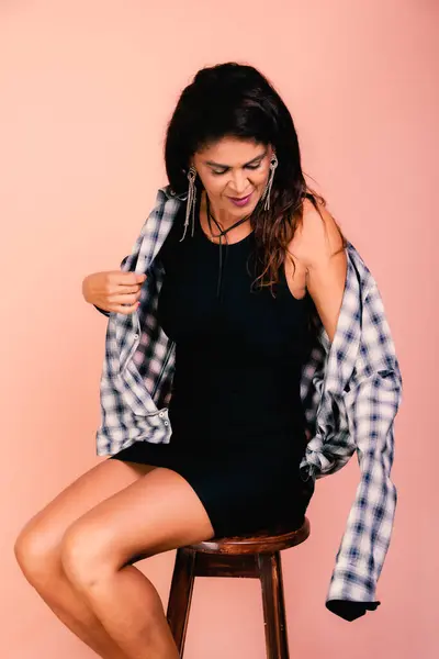 Linda Morena Vestindo Roupa Preta Camisa Quadriculada Sentada Banquinho Madeira — Fotografia de Stock