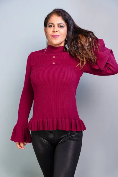 Morena Madura Atraente Vestindo Calças Pretas Blusa Vermelha Foto Estúdio — Fotografia de Stock