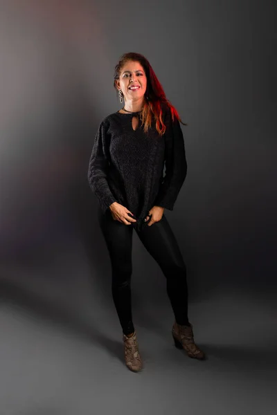 Mooie Aantrekkelijke Vrouw Zwarte Outfit Studiofoto Geïsoleerd Donkergrijze Achtergrond — Stockfoto