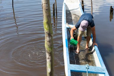Valenca, Bahia, Brezilya - 10 Ocak 2023: Brezilya 'nın Bahia kentindeki Valenca kentinden kanolar, botlar ve doğa ile Una nehrinin manzarası.