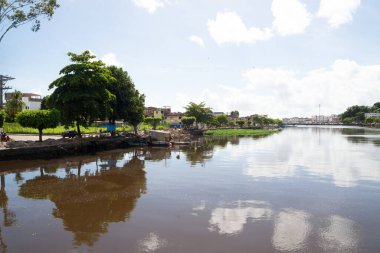 Valenca, Bahia, Brezilya - 10 Ocak 2023: Una nehrinin panoramik manzarası ve Valenca kentinin ticari binaları. Bahia Brezilya.