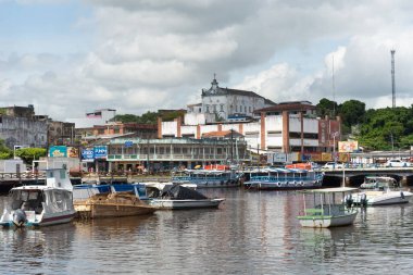 Valenca, Bahia, Brezilya - 10 Ocak 2023: Una nehrinin panoramik manzarası ve Valenca kentinin ticari binaları. Bahia Brezilya.