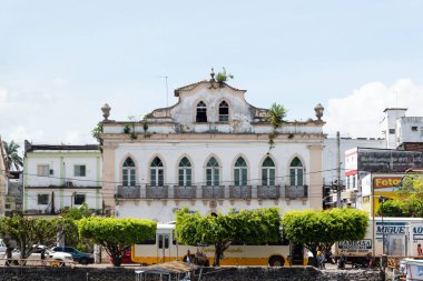 Valenca, Bahia, Brezilya - 10 Ocak 2023: Una nehri ile yıkanan Valenca belediyesinin manzarası. Bahia Brezilya.
