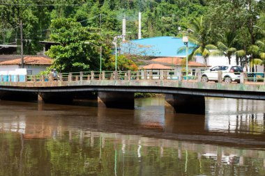 Valenca, Bahia, Brezilya - 10 Ocak 2023: Una Nehri üzerindeki köprü ve Brezilya 'nın Bahia kentindeki Valenca kentindeki ticari binalar.