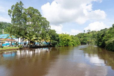 Valenca, Bahia, Brezilya - 10 Ocak 2023: Brezilya 'nın Bahia eyaletinin Valenca kentindeki Una Nehri' nin manzarası. gezinilebilir nehir.