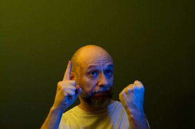 Mutlu, mutlu adam jestlerle numaralar gösteriyor. Güç, başarı ve başarı kavramı. Koyu yeşil arka planda izole edilmiş.