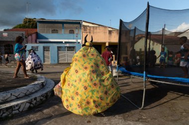 Santo Amaro, Bahia, Brezilya - 23 Temmuz 2023: Canavarlar gibi giyinmiş insanlarla birlikte kültür grubu Caretas de Acupe, Santo Amaro, Bahia sokaklarında bir sunum sırasında görüldü.