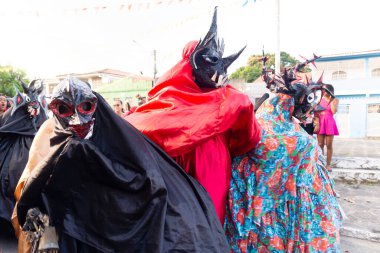 Santo Amaro, Bahia, Brezilya - 23 Temmuz 2023: Kültür grubu Caretas de Acupe, Santo Amaro 'nun Bahia ilçesindeki Acupe sokaklarında düzenlenen bir sunumda görülüyor.