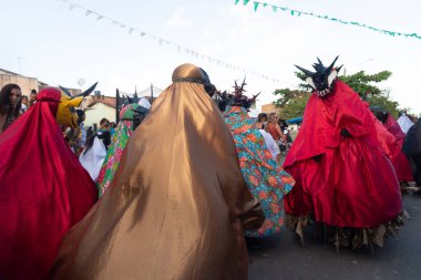 Santo Amaro, Bahia, Brezilya - 23 Temmuz 2023: Kültür grubu Caretas de Acupe, Santo Amaro 'nun Bahia ilçesindeki Acupe sokaklarında düzenlenen bir sunumda görülüyor.