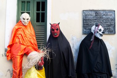 Santo Amaro, Bahia, Brezilya - 23 Temmuz 2023: Acupe sokaklarında terör kostümleri ve maskeler giyen insanlar görülüyor. Bahia 'daki Santo Amaro şehrinde..