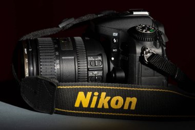 Salvador, Bahia, Brezilya - 30 Temmuz 2023: Nikon D7100 'den 16-85 mm f3.5 Nikkor lensli profesyonel bir DSLR kameranın yan görüntüsü.