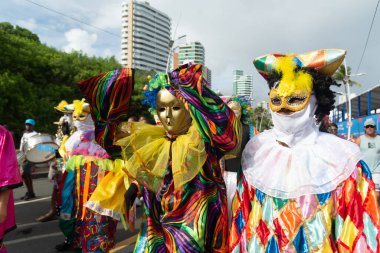 Salvador, Bahia, Brezilya - 11 Şubat 2023: Venedik tarzı karnaval öncesi Fuzue 'de maskeli ve kostümlü grup geçidi, Salvador, Bahia, Brezilya.