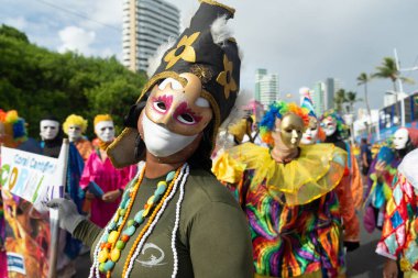 Salvador, Bahia, Brezilya - 11 Şubat 2023: Venedik tarzı karnaval öncesi Fuzue 'de maskeli ve kostümlü grup geçidi, Salvador, Bahia, Brezilya.