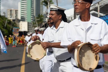 Salvador, Bahia, Brezilya - 11 Şubat 2023: Cheganca Frigata Brasileira de Saubara üyeleri Salvador, Bahia, Brezilya 'daki karnaval öncesi geçit töreninde görüldü..