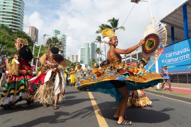 Salvador, Bahia, Brezilya - 11 Şubat 2023: Geleneksel Afro grubundan kadınlar, Salvador, Bahia, Brezilya 'daki karnaval öncesi Fuzue geçit töreninde dans ederken görülüyor.
