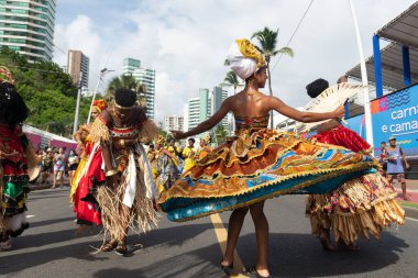 Salvador, Bahia, Brezilya - 11 Şubat 2023: Geleneksel Afro grubundan kadınlar, Salvador, Bahia, Brezilya 'daki karnaval öncesi Fuzue geçit töreninde dans ederken görülüyor.