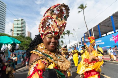 Salvador, Bahia, Brezilya - 11 Şubat 2023: Fuzue, Bahia, Brezilya 'da karnaval öncesi kostüm geçidi giymiş geleneksel bir afro grubunun üyeleri.