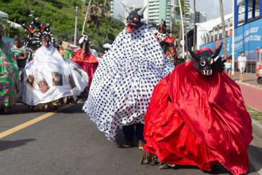 Salvador, Bahia, Brezilya - 11 Şubat 2023: Geleneksel kültür grubu Caretas de Acupe Fuzue, Salvador, Bahia, Brezilya 'da düzenlenen karnaval öncesinde kostüm ve maske giyerek görüldü.