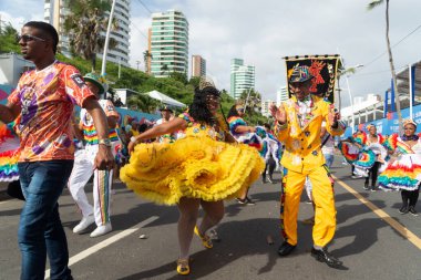 Salvador, Bahia, Brezilya - 11 Şubat 2023: Forro kültür grubu Salvador, Bahia, Brezilya 'da karnaval öncesi Fuzue' de geçit töreni yapıyor.