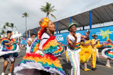 Salvador, Bahia, Brezilya - 11 Şubat 2023: Forro 'nun kültür grubu Fuzue' de karakter yürüyüşü, Salvador, Bahia, Brezilya 'da karnaval öncesi.