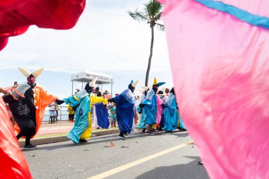 Salvador, Bahia, Brezilya - 11 Şubat 2023: Brezilya 'nın Bahia kentindeki Fuzue geçit töreninde maskeli ve kostümlü grup oyunu.