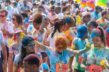 Salvador, Bahia, Brezilya - 23 Ağustos 2015: Salvador, Bahia 'daki renk maratonu sırasında düzinelerce sporcu resmedildi.
