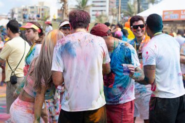 Salvador, Bahia, Brezilya - 23 Ağustos 2015: Sporcular Salvador, Bahia 'daki renk maratonu sırasında boyanmış ve eğleniyor.