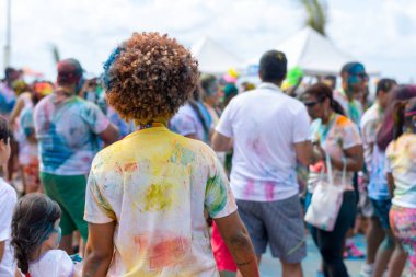 Salvador, Bahia, Brezilya - 23 Ağustos 2015: Sporcular Salvador, Bahia 'daki renk maratonu sırasında boyanmış ve eğleniyor.