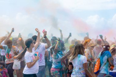 Salvador, Bahia, Brezilya - 23 Ağustos 2015: Salvador, Bahia 'daki renk maratonu sırasında düzinelerce insan oynuyor ve eğleniyor.