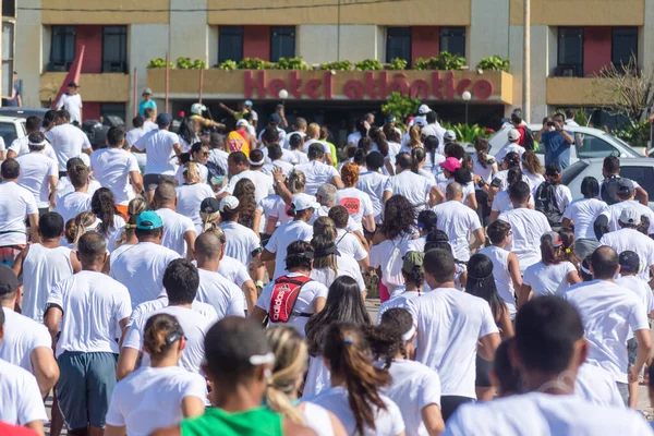 萨尔瓦多 巴西巴伊亚州 2015年8月23日 在巴西萨尔瓦多 数以百计的人背靠背地跑步 — 图库照片