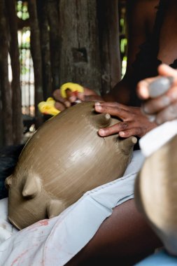 Aratuipe, Bahia, Brezilya - 31 Ağustos 2018: Maragoipinho, Aratuipe, Bahia 'da seramik parçaları temizleyen Potter elleri.