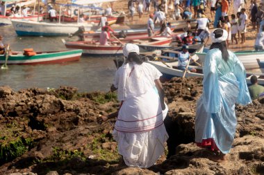 Salvador, Bahia, Brezilya - 02 Şubat 2023: Candomble halkı Salvador, Bahia 'daki Rio Vermelho plajında Yemanja' ya saygılarını sunarken görülüyor.