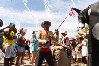 Salvador, Bahia, Brezilya - 02 Şubat 2023: Kuzeydoğu Brezilya 'dan geleneksel kültür grubu, Yemanja' nın Salvador, Bahia 'daki Rio Vermelho plajındaki kutlamaları sırasında konser verdi.