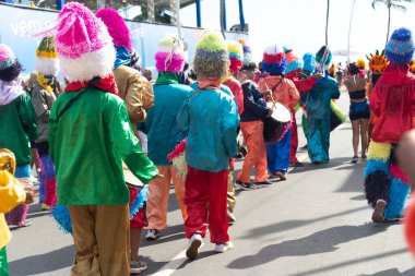 Salvador, Bahia, Brezilya - 11 Şubat 2023: Zambiapunga kültür grubu Fuzue 'de geçit töreni, Salvador, Bahia, Brezilya' da karnaval öncesi.