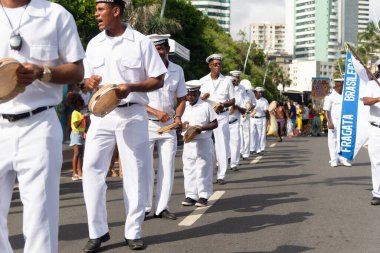 Salvador, Bahia, Brezilya - 11 Şubat 2023: Kültür grubu Cheganca Fragata Brasileira de Saubara, Brezilya 'nın başkenti Salvador' da düzenlenen Fuzue geçit töreninde görüldü..