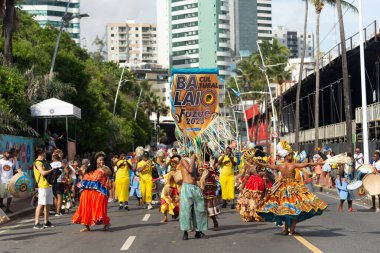 Salvador, Bahia, Brezilya - 11 Şubat 2023: Geleneksel Afro grubundan kadınlar, Salvador, Bahia, Brezilya 'daki karnaval öncesi Fuzue geçit töreninde dans ederken görülüyor.