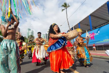 Salvador, Bahia, Brezilya - 11 Şubat 2023: Geleneksel Afro grubu, Salvador, Bahia, Brezilya 'da karnaval öncesi Fuzue' de geçit töreni yaparken görülüyor.