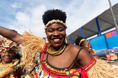 Salvador, Bahia, Brezilya - 11 Şubat 2023: Fuzue, Bahia, Brezilya 'da karnaval öncesi kostüm geçidi giymiş geleneksel bir afro grubunun üyeleri.