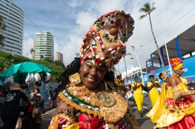 Salvador, Bahia, Brezilya - 11 Şubat 2023: Fuzue, Bahia, Brezilya 'da karnaval öncesi kostüm geçidi giymiş geleneksel bir afro grubunun üyeleri.