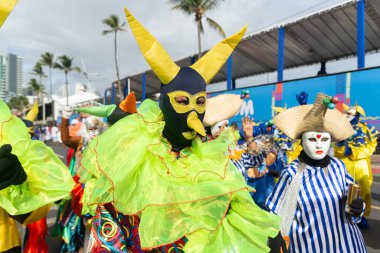 Salvador, Bahia, Brezilya - 11 Şubat 2023: Geleneksel karnaval kostümlü ve maskeli insanlar Fuzue, Salvador, Bahia, Brezilya 'da karnaval öncesi geçit töreninde görüldü.