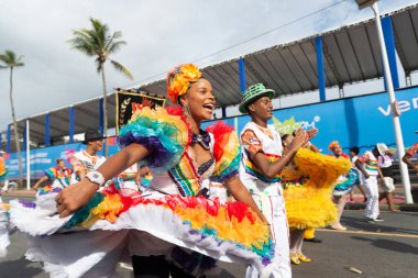 Salvador, Bahia, Brezilya - 11 Şubat 2023: Forro 'nun kültür grubu Fuzue' de karakter yürüyüşü, Salvador, Bahia, Brezilya 'da karnaval öncesi.