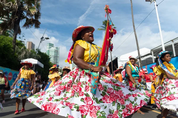 Salvador, Bahia, Brezilya - 11 Şubat 2023: Fuzue 'deki bir kültür grubu geçit töreninden kadınlar, Salvador, Bahia, Brezilya' daki karnaval öncesi.