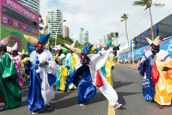 Salvador, Bahia, Brezilya - 11 Şubat 2023: Geleneksel karnaval kostümlü ve maskeli insanlar Fuzue, Salvador, Bahia, Brezilya 'da karnaval öncesi geçit töreninde görüldü.