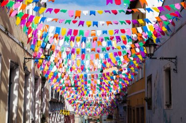 Salvador, Bahia, Brezilya - 15 Haziran 2023: Pelourinho evleri Salvador, Bahia 'da Sao Joao ziyafeti için ön cephede renkli bayraklarla süslenmiş.