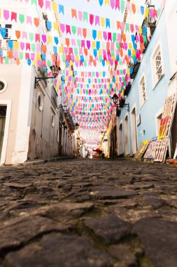 Salvador, Bahia, Brezilya - 15 Haziran 2023: Salvador, Bahia 'da Sao Joao ziyafeti için renkli bayraklarla süslenmiş Pelourinho sokakları ve evleri.