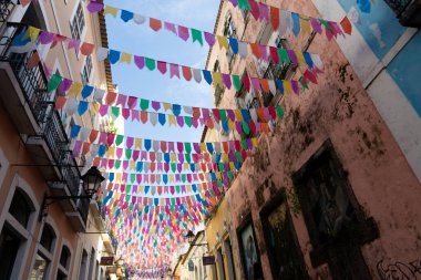 Salvador, Bahia, Brezilya - 15 Haziran 2023: Salvador, Bahia 'da Sao Joao ziyafeti için renkli bayraklarla süslenmiş Pelourinho sokakları ve evleri.