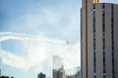 Salvador, Bahia, Brezilya - 2 Temmuz 2023: Bahia eyaletinin bağımsızlık gününde duman filosunun uçuş ve akrobatik gösterisi. Salvador şehrinde.