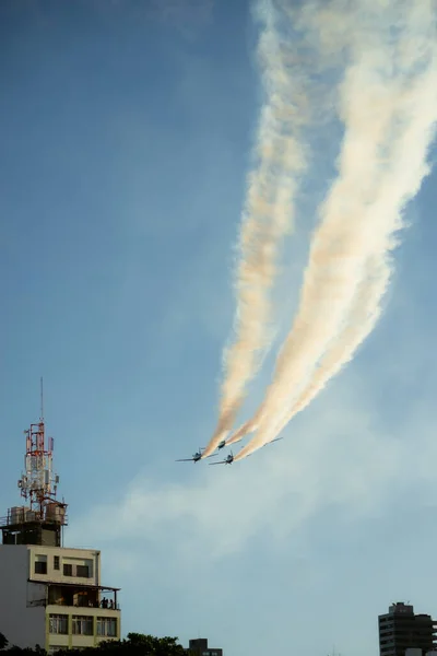 ブラジルのバヒア州サルバドール 2023年7月2日 煙団からのアクロバティックな飛行機は バヒアのサルバドール市の上にアクロバティックなスタントを実行して密接に形成されて飛んでいます — ストック写真