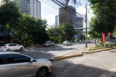 Salvador, Bahia, Brezilya - 11 Ağustos 2023: Salvador, Bahia kentinin ticari merkezinde Avenida Tancredo Neves 'de yoğun otobüs, araba ve motosiklet trafiğini görmek,