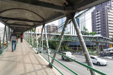 Salvador, Bahia, Brezilya - 11 Ağustos 2023: İnsanlar Salvador, Bahia kentindeki Avenida Tancredo Neves 'teki yaya köprülerinden birinden geçiyor.